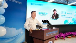 大爱无疆”的崇高职业精神